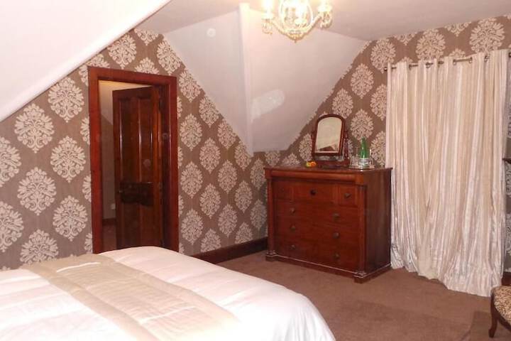 Room 5 of 18