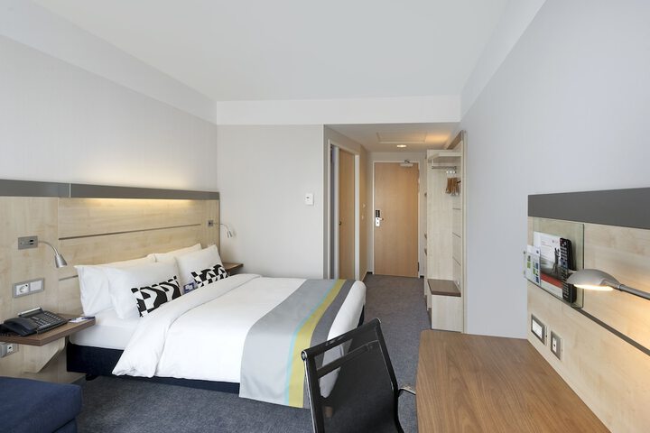 Room 6 of 47