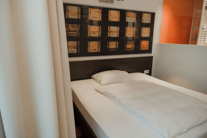 Room 34 of 102