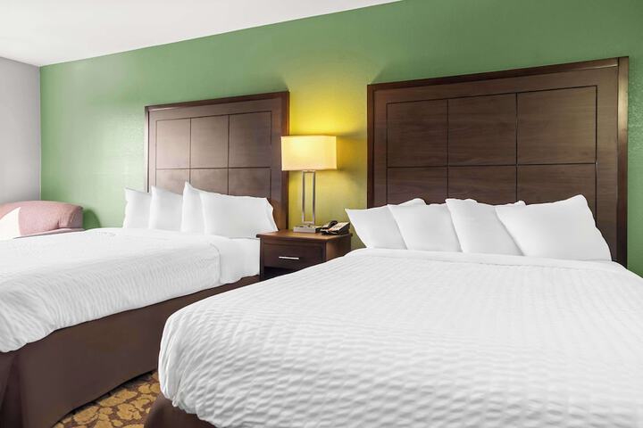 2 Queen Beds Microwave and Refrigerator Flat Screen Television High Speed Internet Accessible Coffee Maker Iron and Ironing Board Full Breakfast (2 of 9)