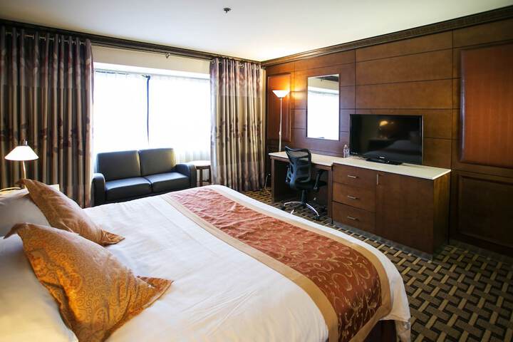 Luxury King Bed (3 of 8)