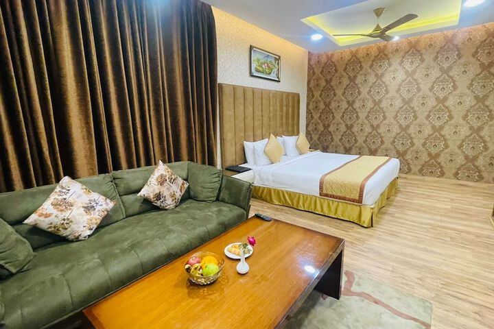 Room 29 of 77