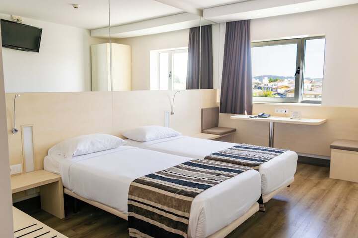 Room 10 of 31