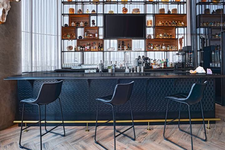 Lounge 50 of 62