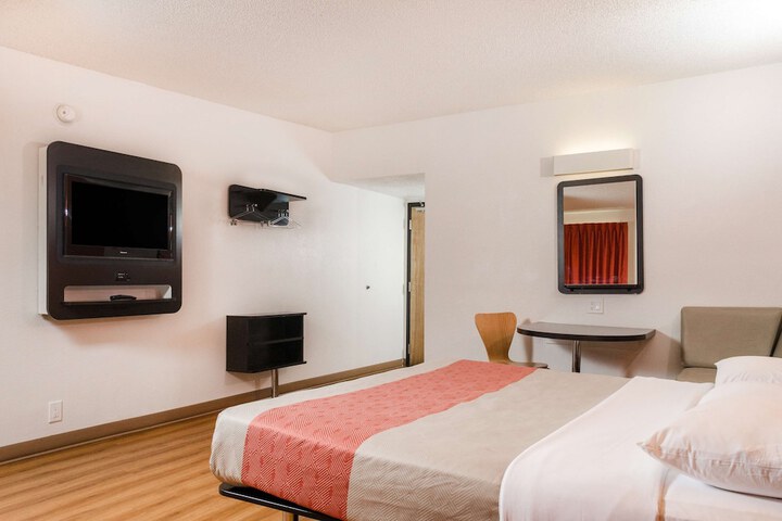 1 King Bed (3 of 6)