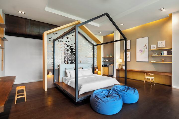 Room 8 of 174