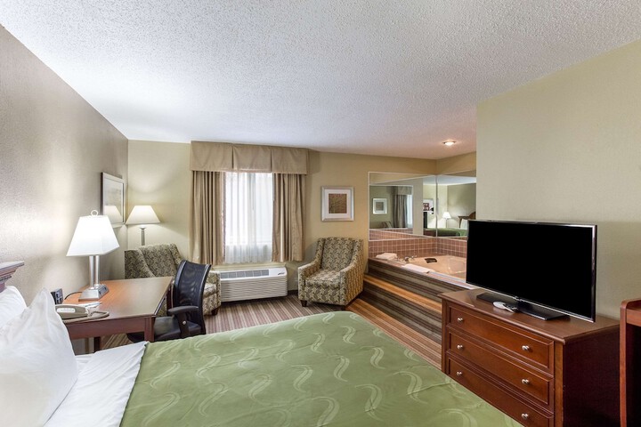 1 King Bed (12 of 14)