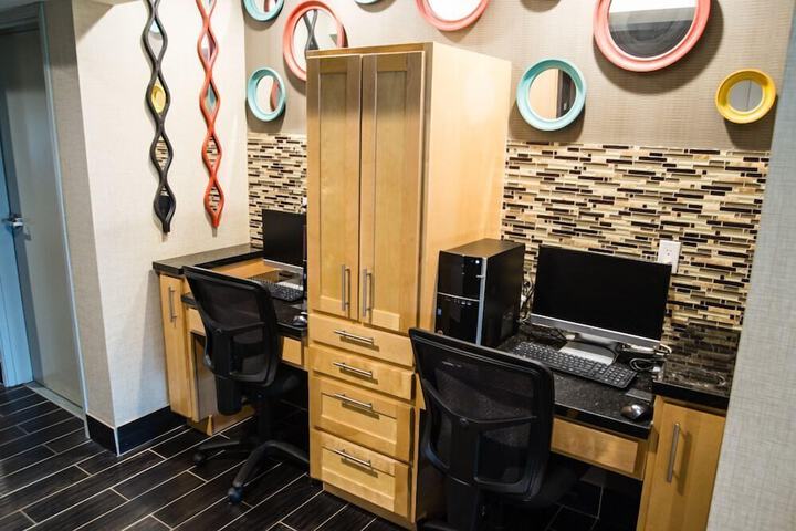 Business Center 16 of 19