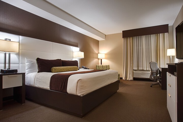 1 King Bed Executive Room Pillow Top Mattress Flat Screen Television Microwave and Refrigerator (10 of 12)