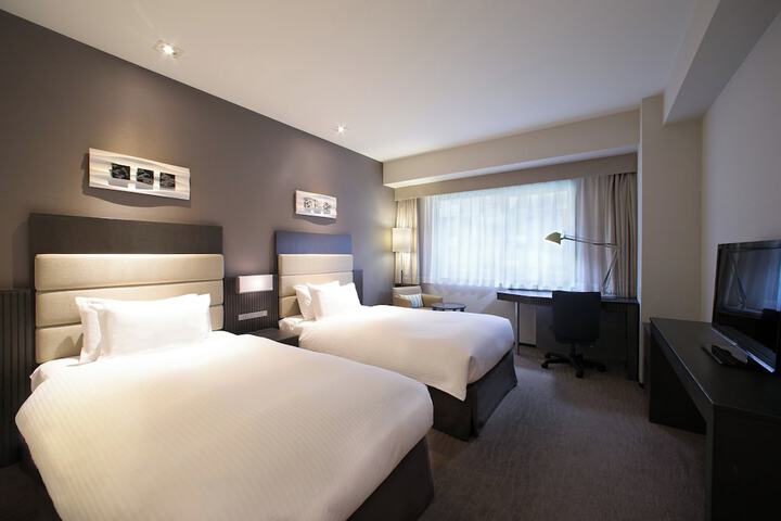 Room 9 of 37