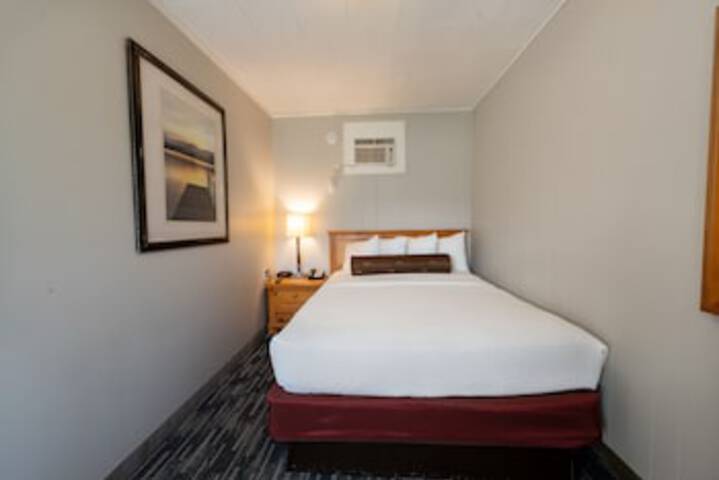 Room 52 of 549