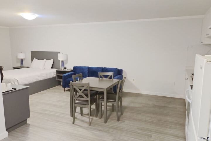 Room 4 of 63