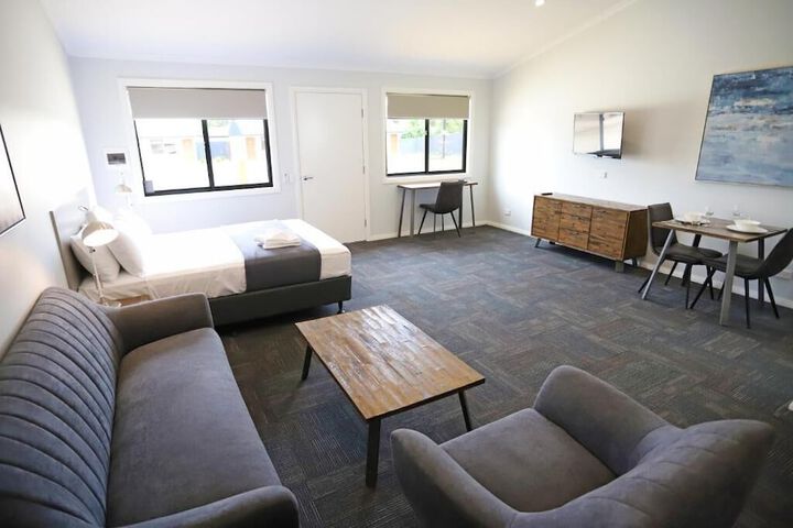 Room 6 of 83