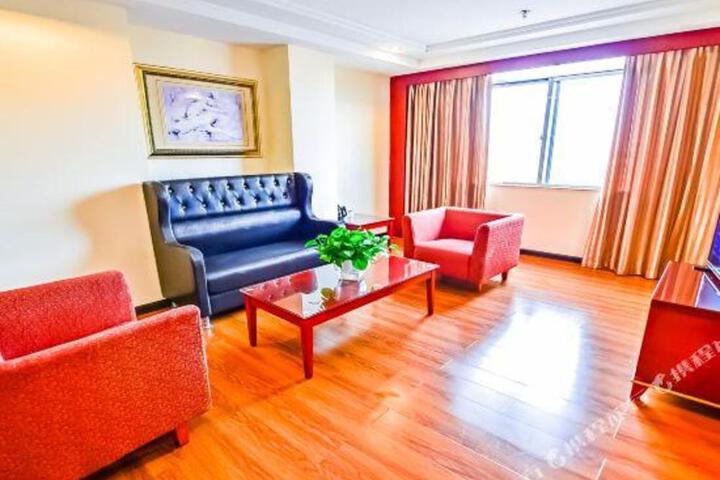 Yangjiang Haiyi Hotel (Baili Plaza)