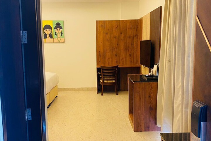 Room 6 of 16
