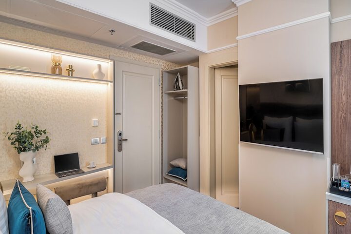 Room 11 of 25