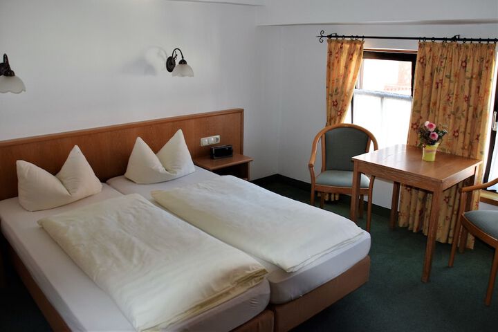 Room 8 of 16