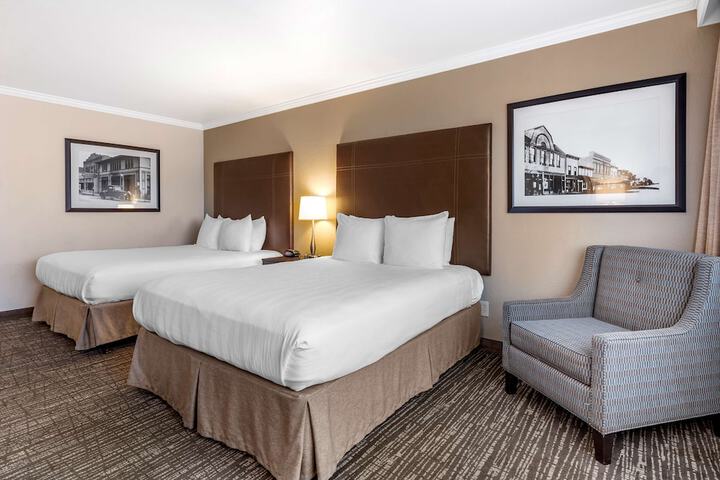 2 Queen Beds (3 of 8)