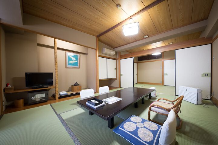 Room 5 of 11