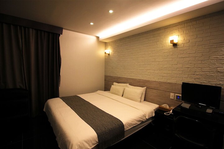 Room 9 of 74