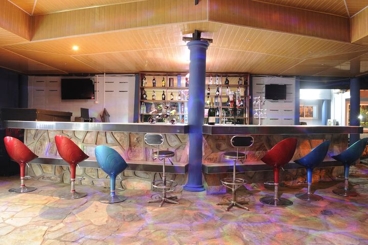 Lounge 53 of 67