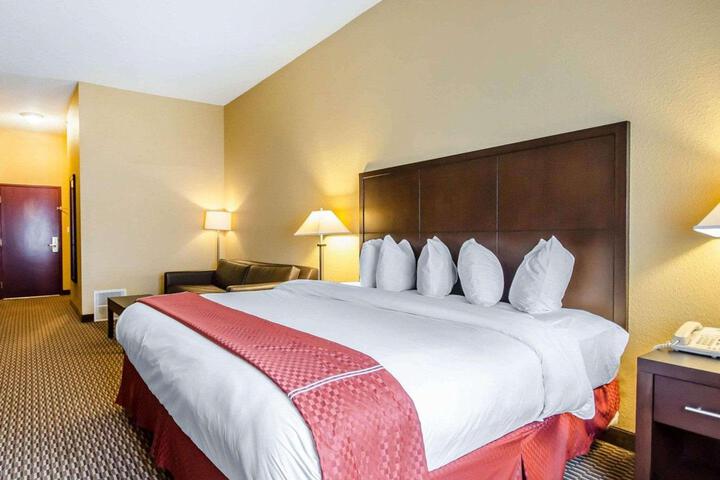 1 King Bed (1 of 10)