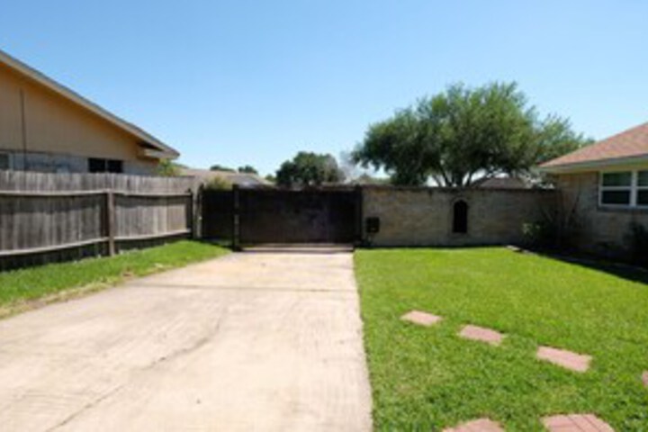 Property Grounds 11 of 38
