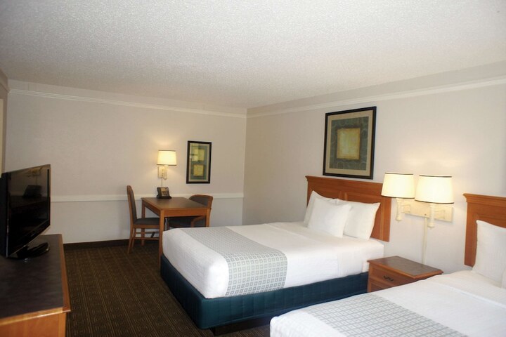 2 Double Beds Mobility Hearing Accessible Room Roll in Shower (10 of 16)
