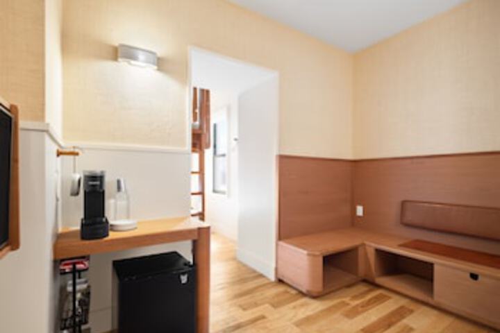 Room 52 of 171
