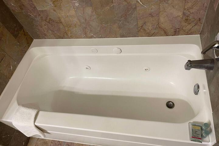 2 Queen Beds Microwave and Refrigerator WiFi Full Breakfast (6 of 6)