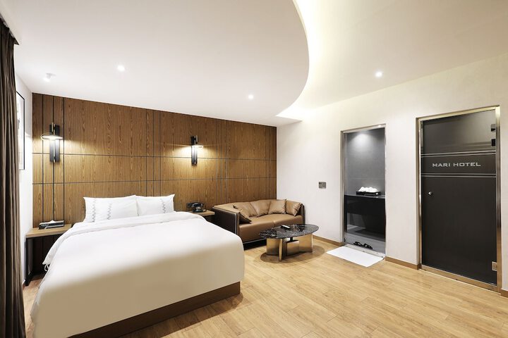 Room 9 of 32