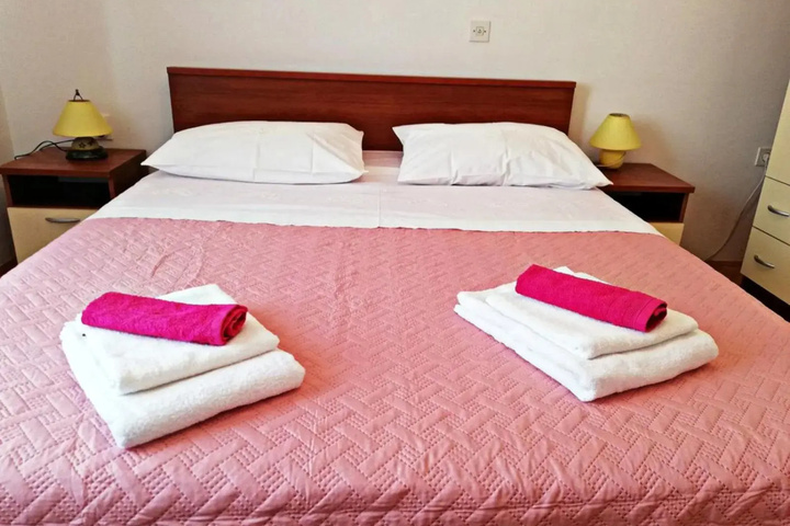 Room 6 of 16