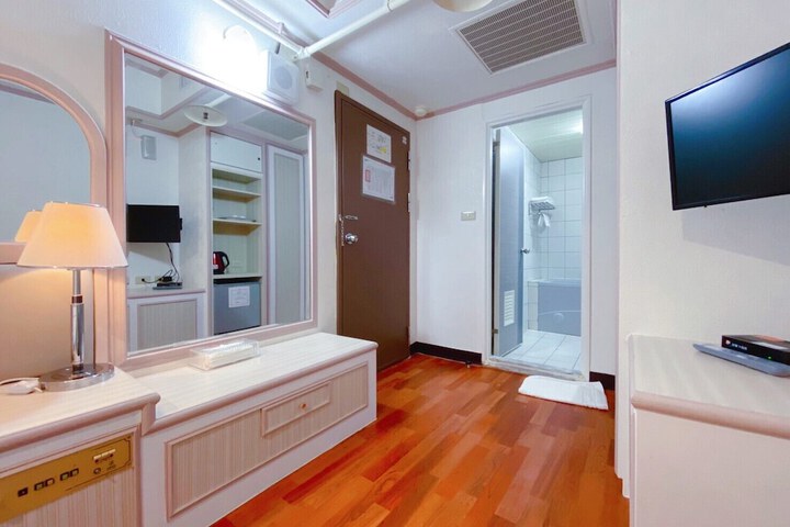 Room 8 of 12