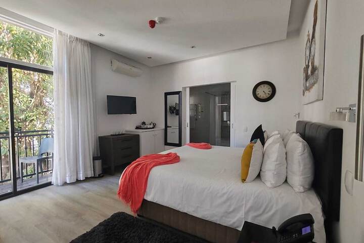 Room 18 of 106