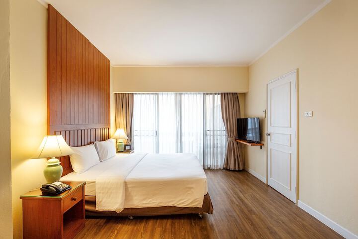 Room 10 of 102