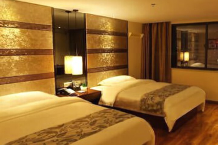 Room 4 of 8