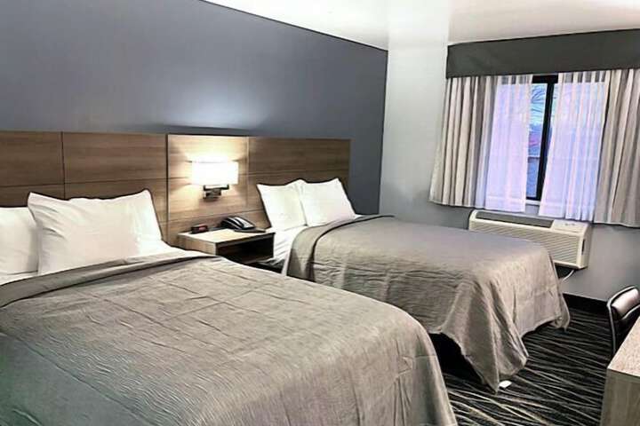 1 King Bed (4 of 7)