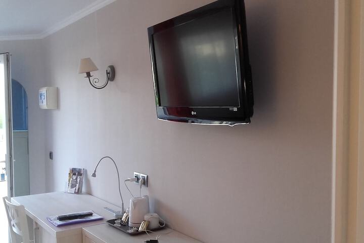 Room 3 of 93