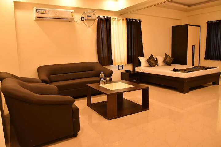 Room 8 of 9