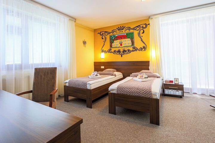 Room 10 of 31