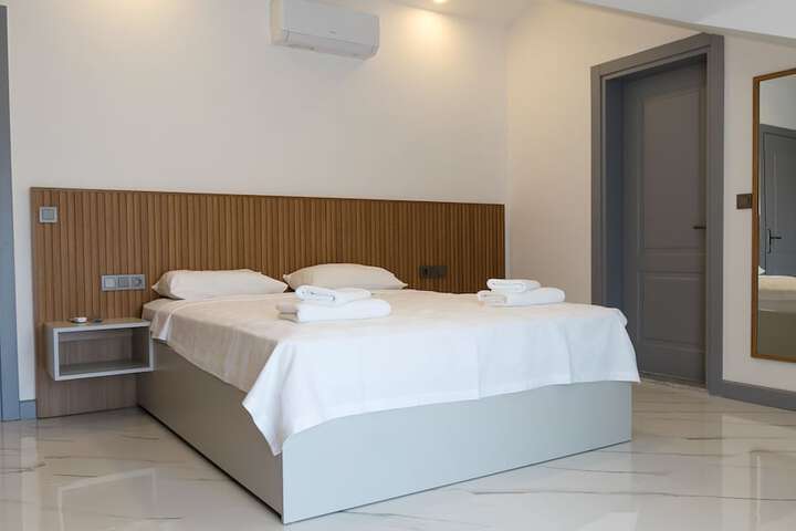 Room 10 of 93