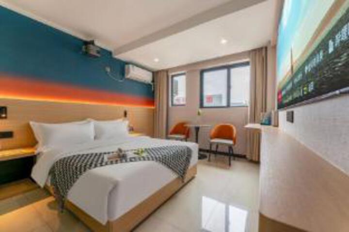 Room 4 of 6