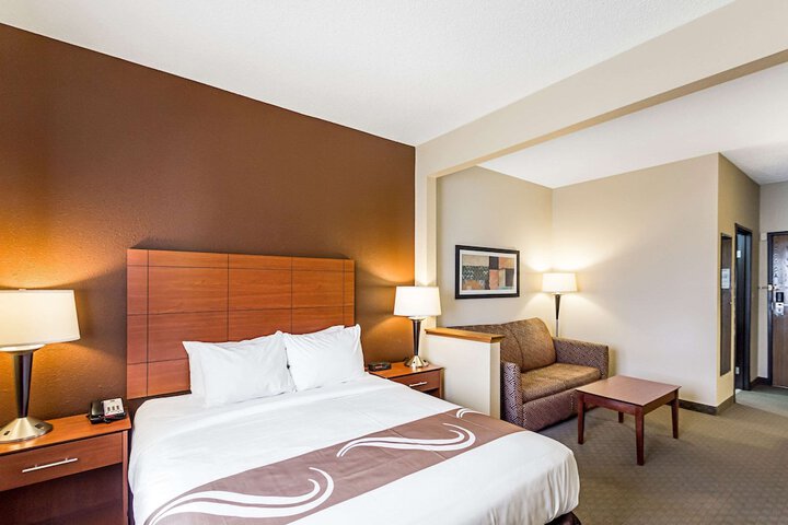 1 Queen Bed (4 of 26)