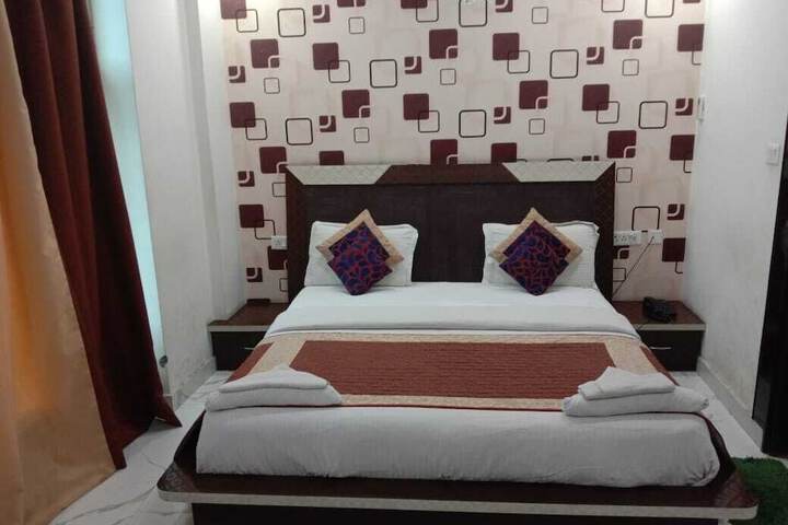 Room 28 of 77