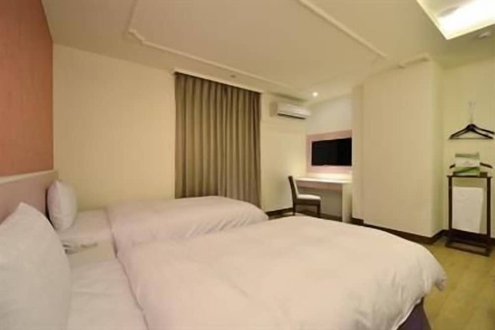 Room 14 of 28