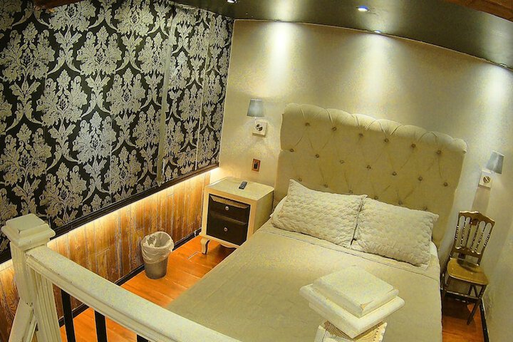 Room 16 of 152