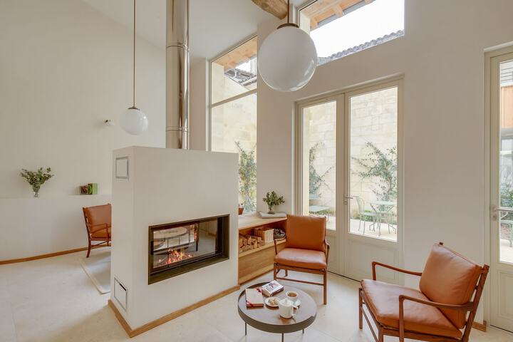 Lounge 48 of 65