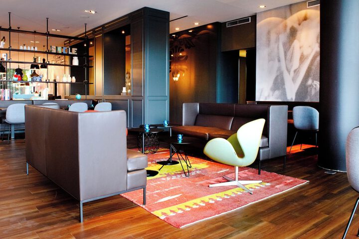 Lounge 15 of 27