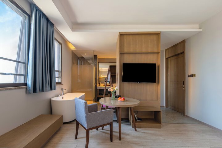 Room 15 of 33