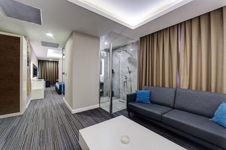 Room 4 of 33